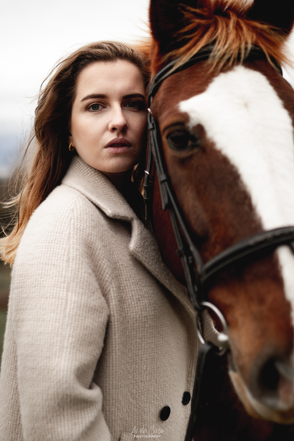 Portrait d'une femme aux cheveux longs en extérieur avec un cheval à Lyon