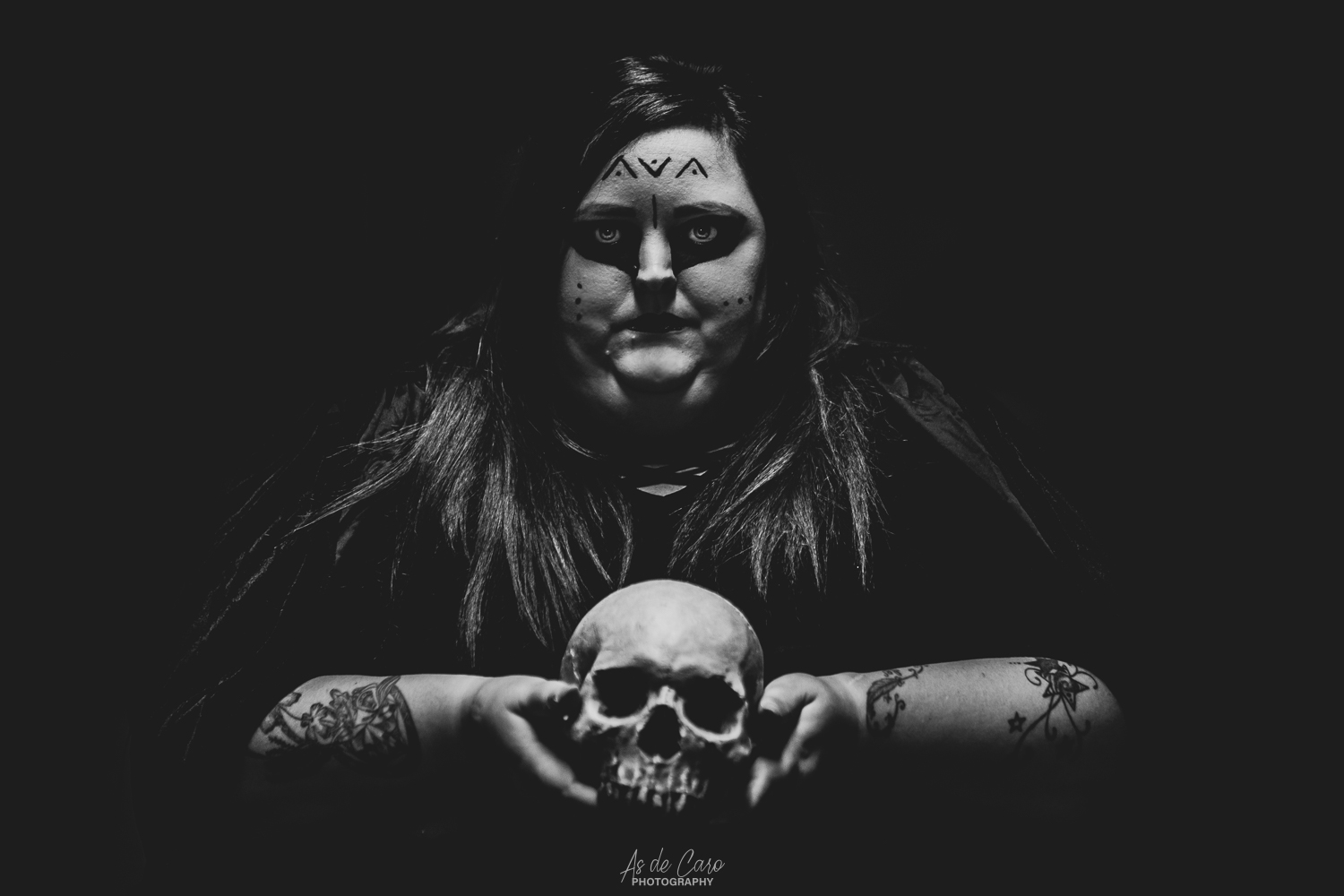 Portrait artistique dark, en noir et blanc, d'une femme avec un crâne à Grenoble