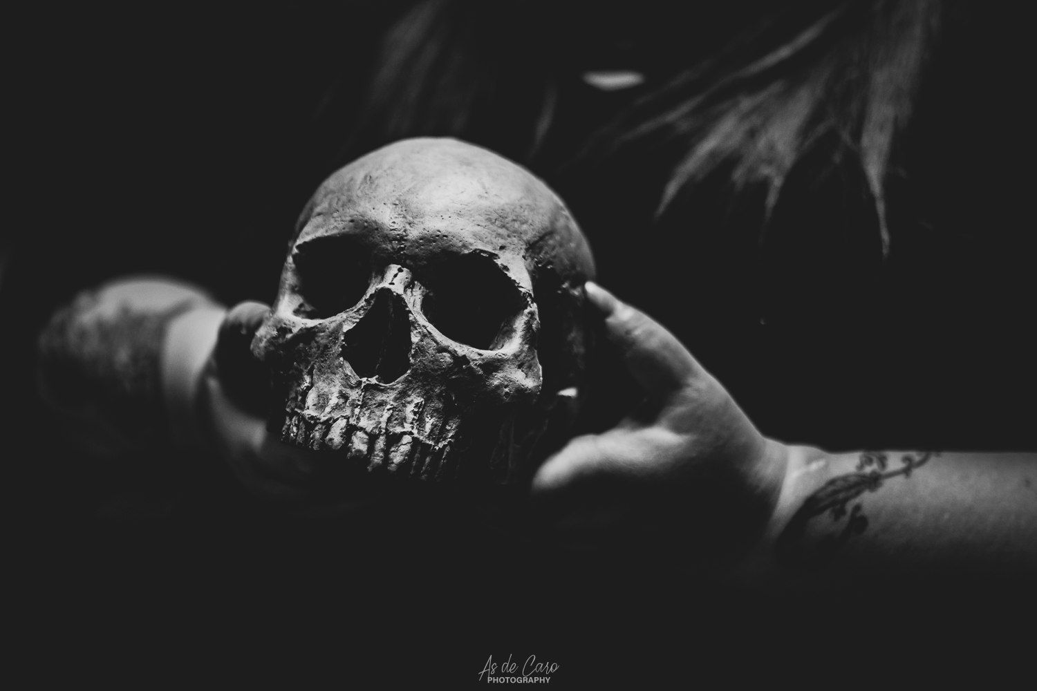 Portrait artistique dark, en noir et blanc, d'une femme avec un crâne à Grenoble