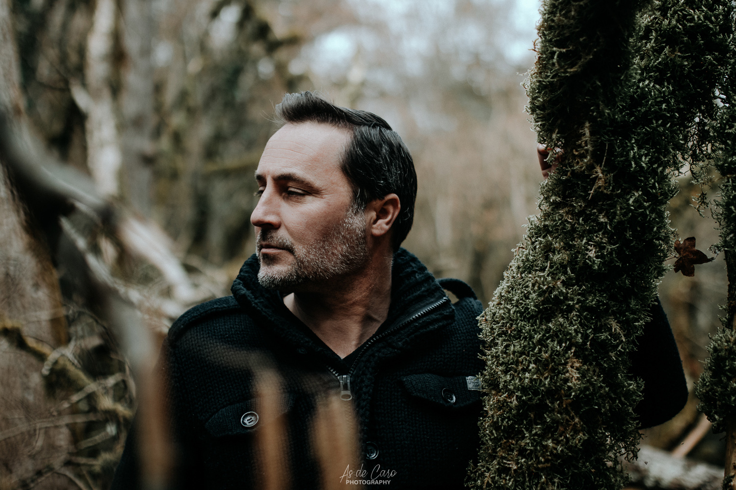 Portrait d'un homme en tenu noire dans une forêt à Crémieu