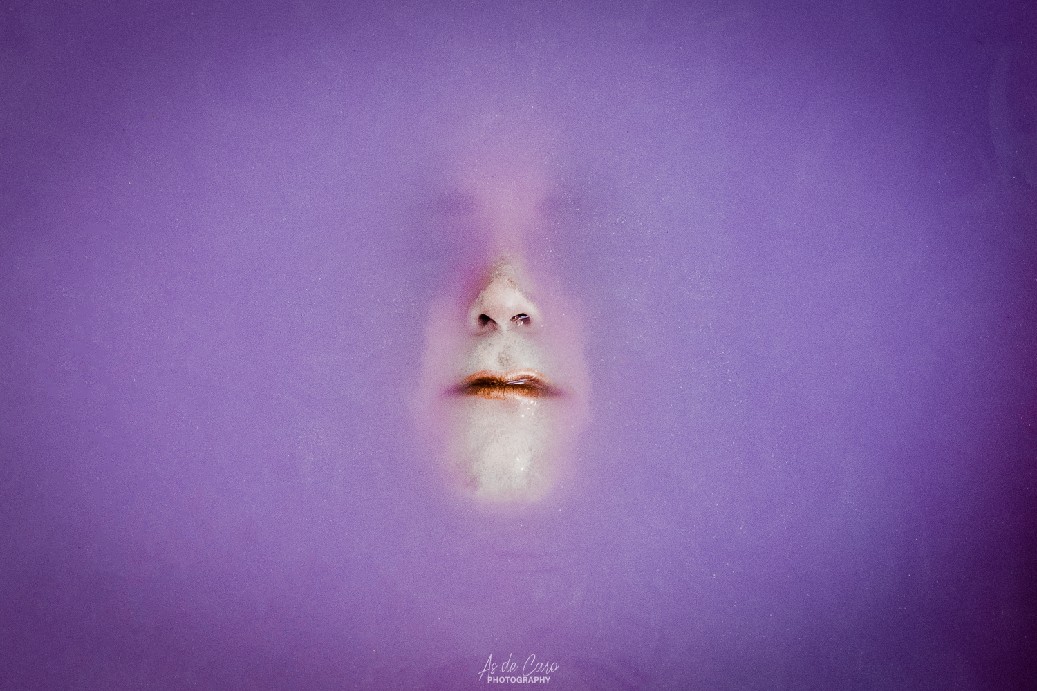 Portrait artistique d'un homme sous de l'eau violette à Grenoble