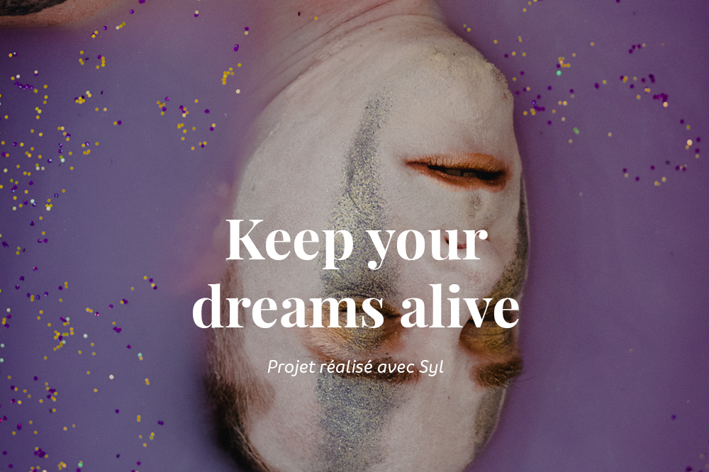 Image de présentation d'un projet de photos portrait artistique d'un homme sous de l'eau violette à Lyon
